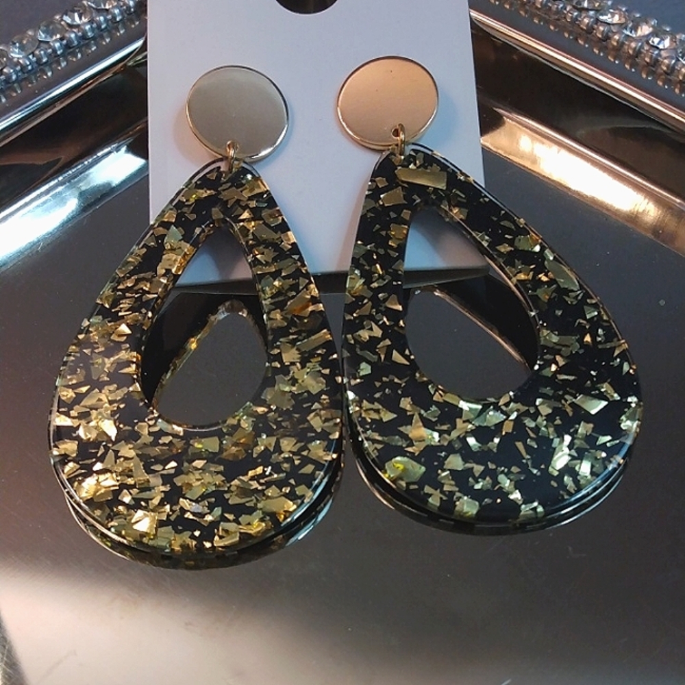 Chic Gold tone and Black flecked Teardrop Earrings.